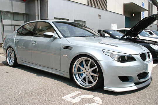 But finally here's a silver E60 M5 sporting the kit with a Hyper Forged